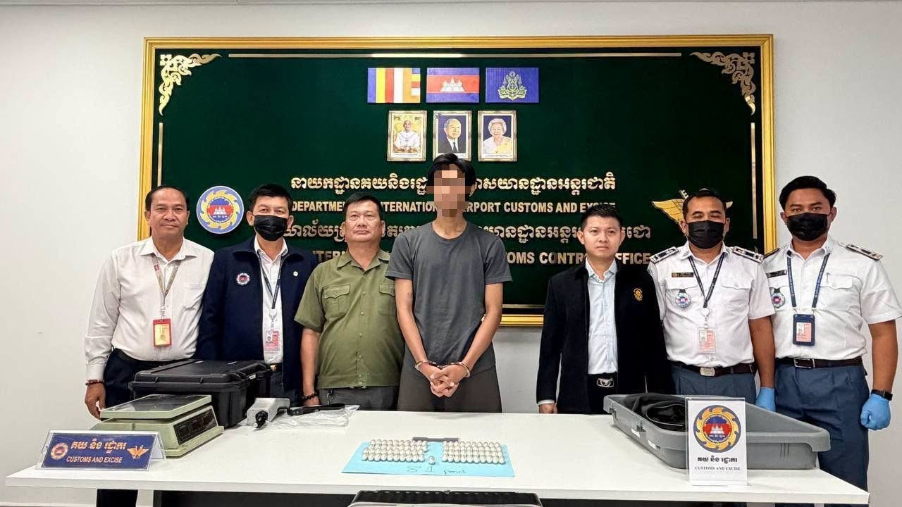 មន្ត្រីគយអាកាសយានដ្ឋានអន្តរជាតិតេជោ ឃាត់ខ្លួនបុរស់ម្នាក់ រកឃើញគ្រឿងញៀនប្រភេទហេរ៉ូអ៊ីនជាងកន្លះគីឡូក្រាម គ្រោងនាំចេញទៅតៃវ៉ាន់