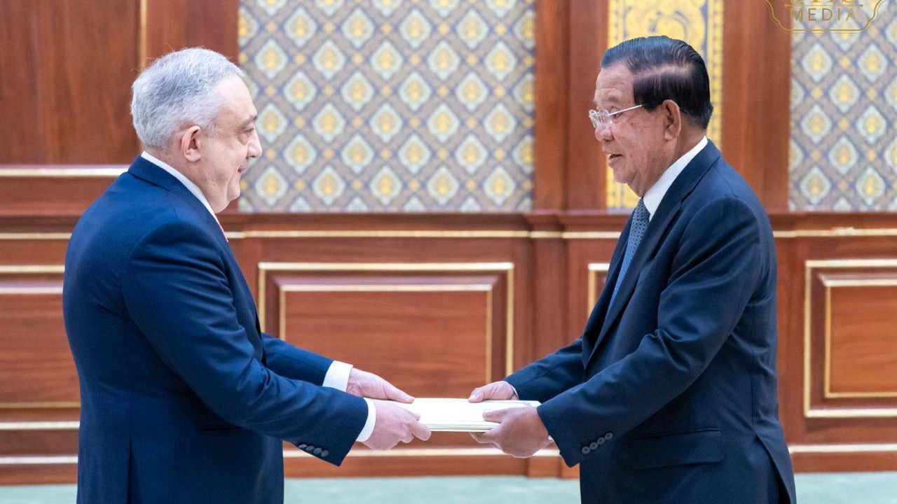 洪森会见格鲁吉亚新任驻柬大使并接受国书