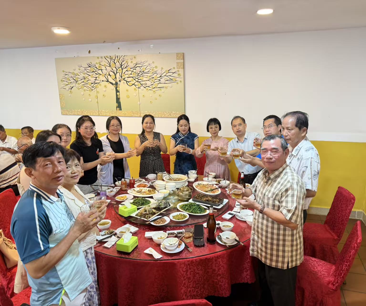 暹粒省公立中山学校举行庆祝教师节暨外派教师欢迎晚宴
