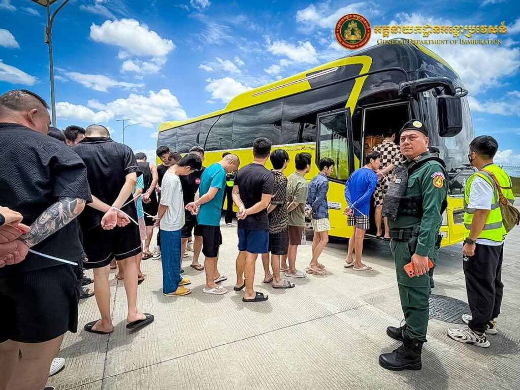 柬埔寨集中遣返329名中国籍违法人员