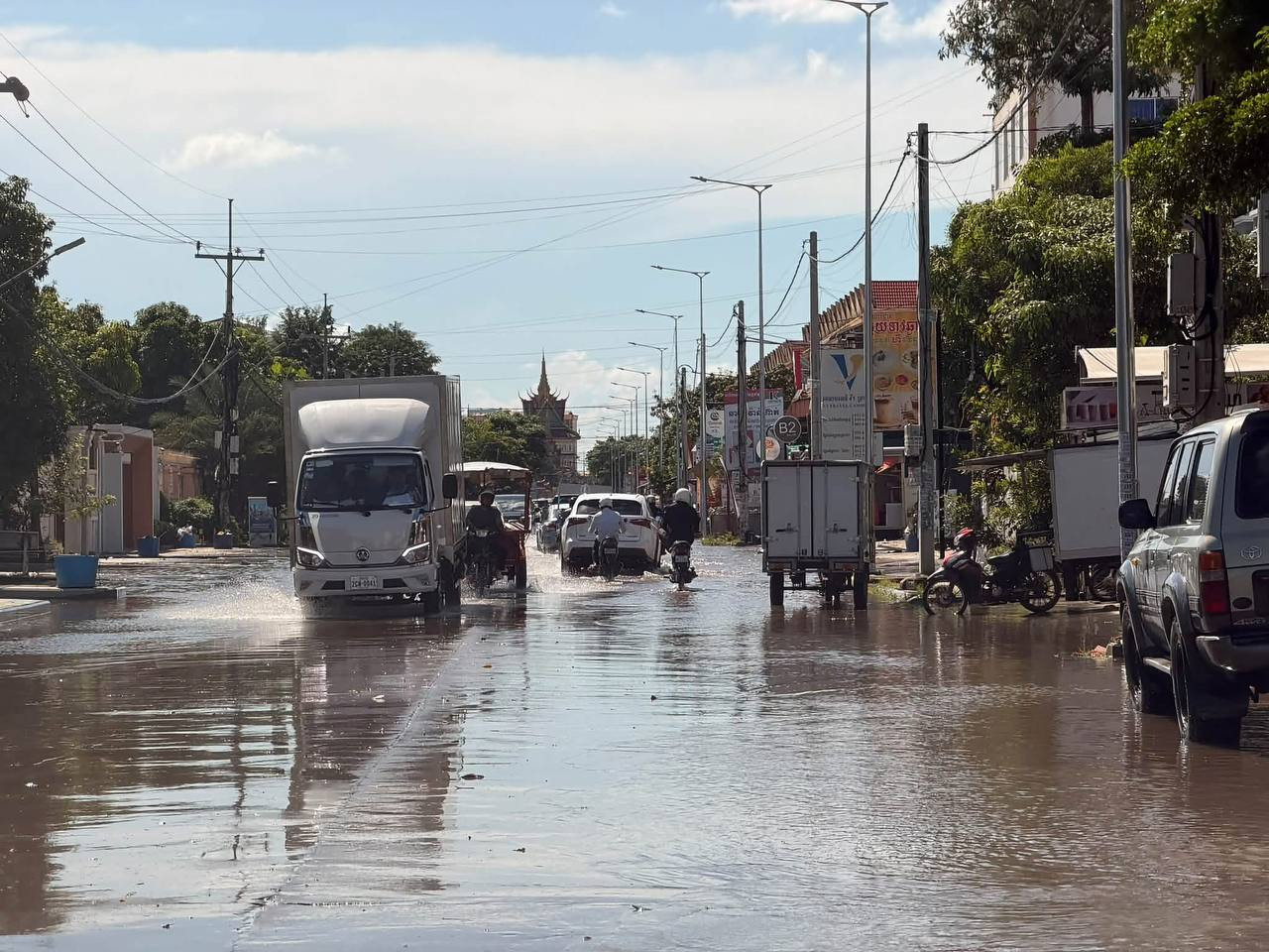 រដ្ឋបាលរាជធានីភ្នំពេញ បញ្ជាក់ថា ស្ថានភាពទឹកលិចផ្លូវក្រោយភ្លៀងធ្លាក់ជាប់ៗគ្នា មិនមានរយៈពេលយូរដូចឆ្នាំមុនៗឡើយ