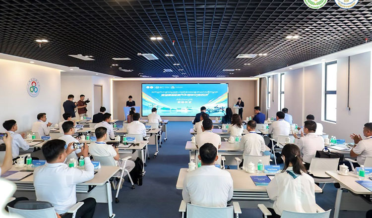 柬埔寨16名电动汽车骨干教师赴华研修