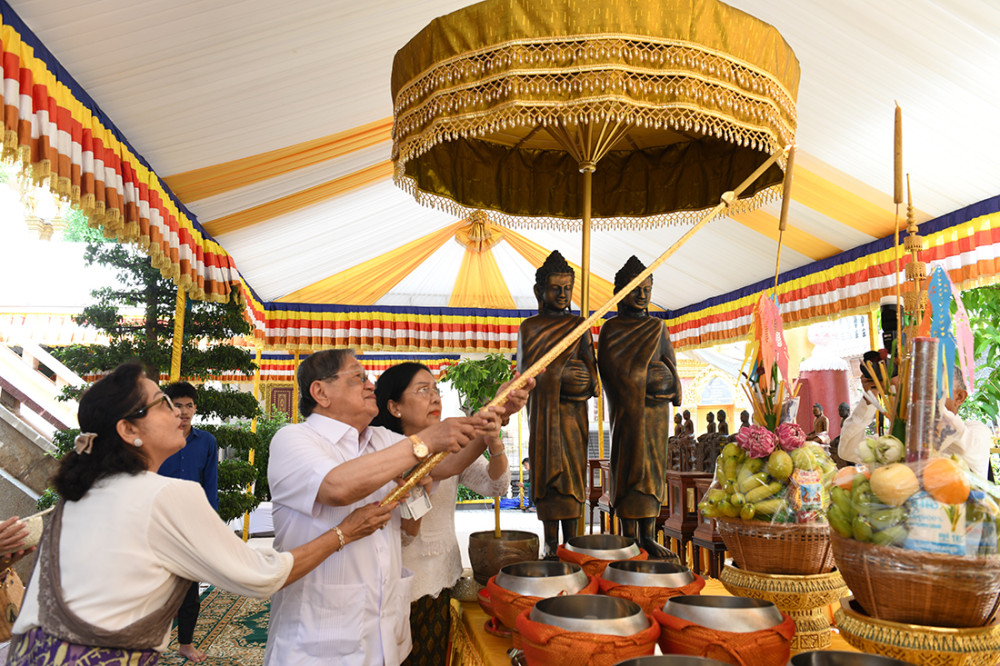 ឯកឧត្តម ខៀវ កាញារីទ្ធ និងលោកជំទាវ អញ្ជើញចូលរួមកាន់បិណ្ឌវេនទី៧ នៅវត្តលង្កាព្រះកុសុមារាម