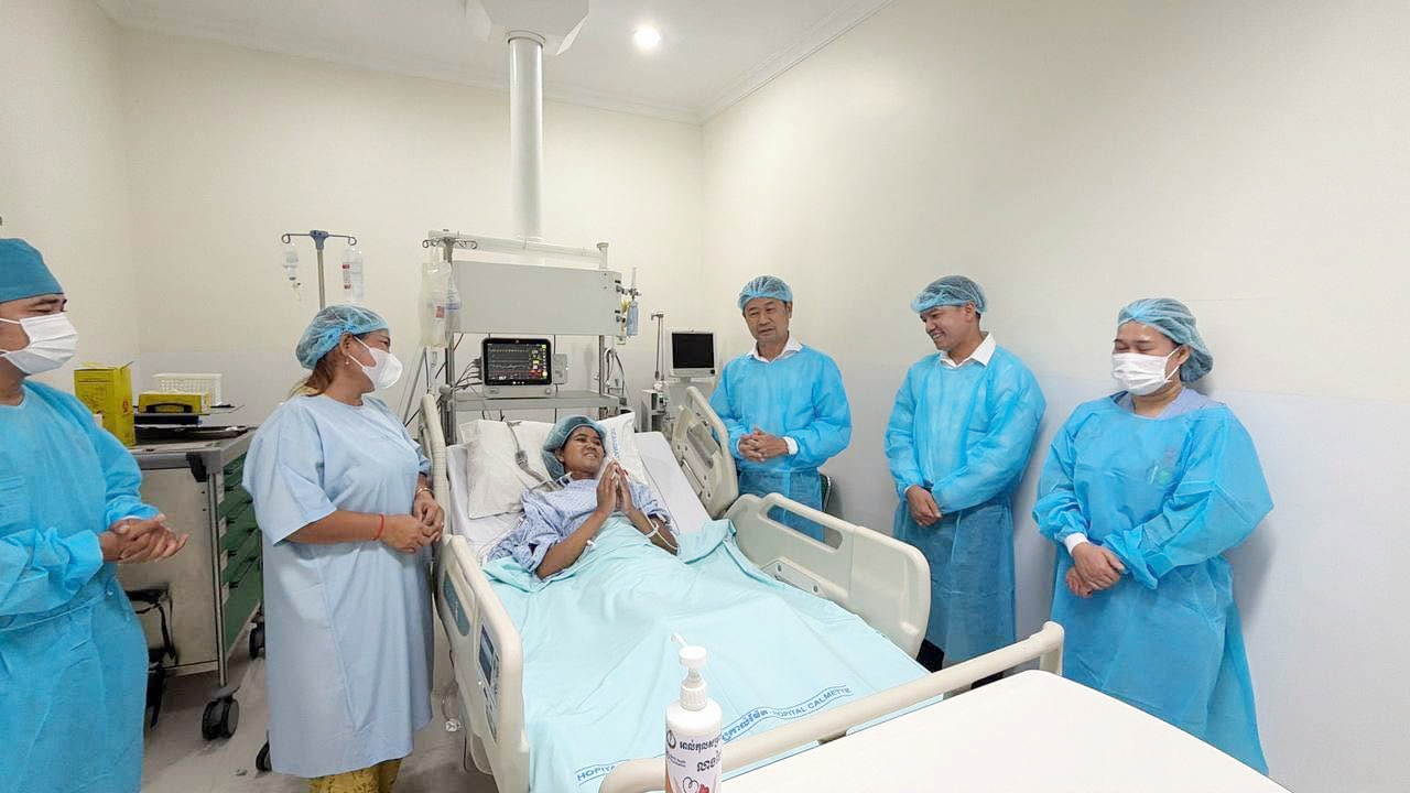 洪森赞赏医务团队成功实施肾脏移植手术 助患病教师重获新生